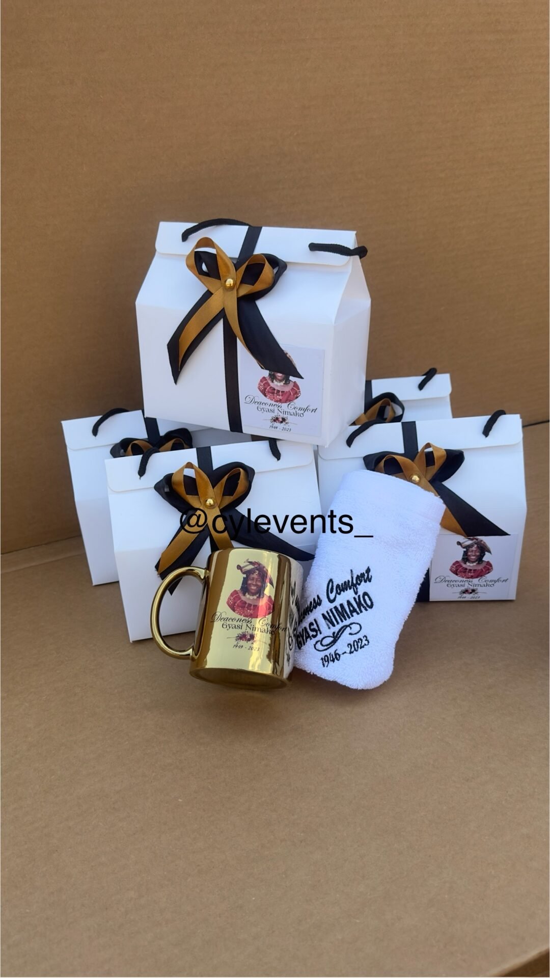Ceramic gold mug and spatula set with facetowel (Customized and packaged) - Image 2