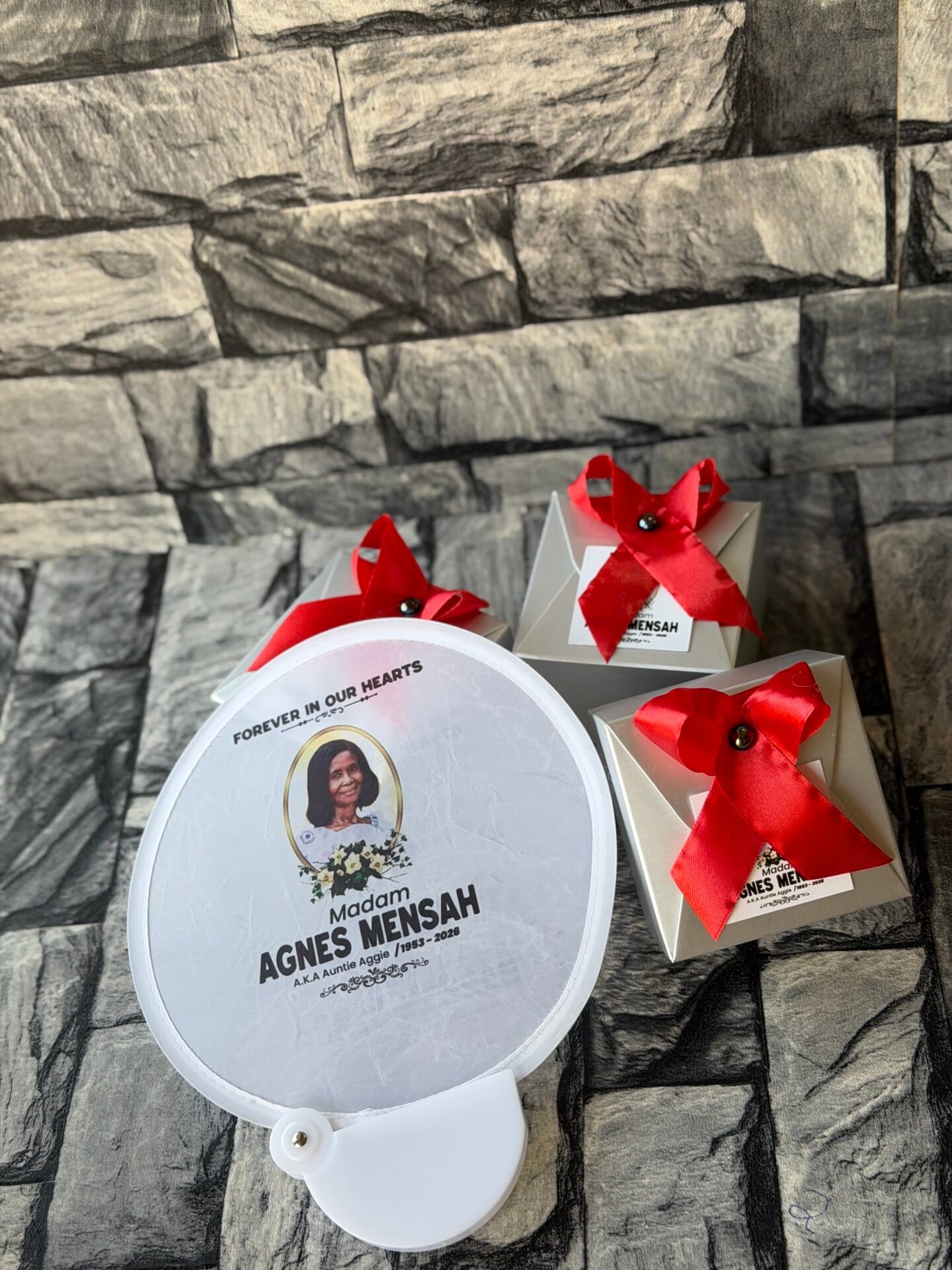 customized and packaged (foldable Fabric Fan)