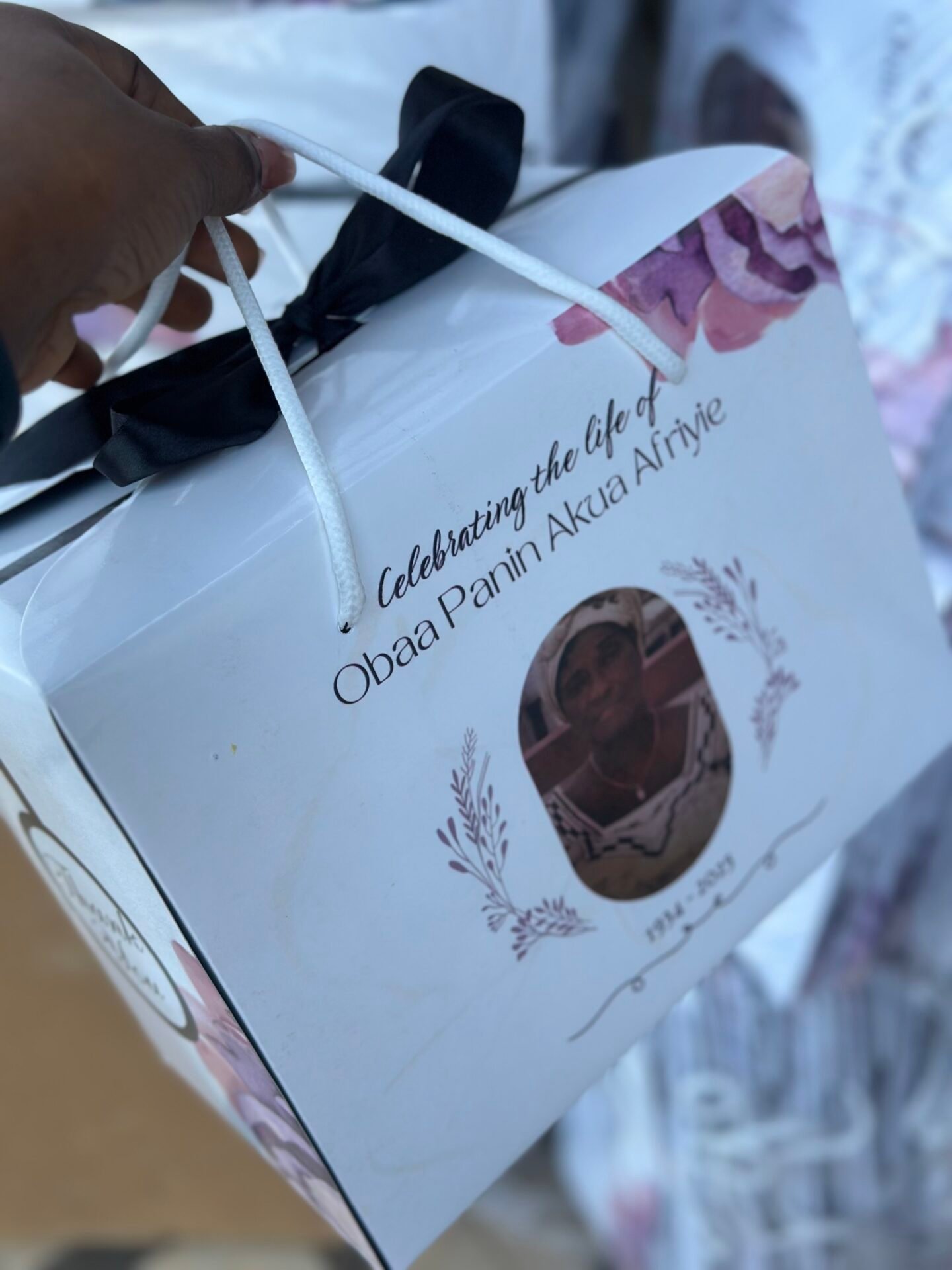 Food box with ribbon