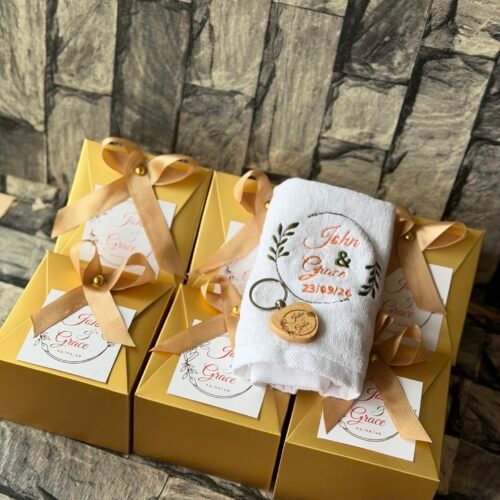facetowel with love shaped wooden keyholder