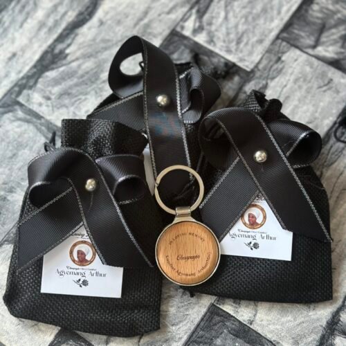 Metal and wooden round keyholder (customized and packaged)