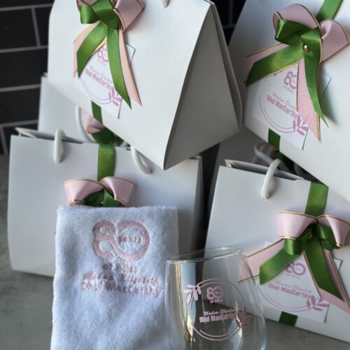 Customized and packaged 550ml stemless glass cup with facetowel