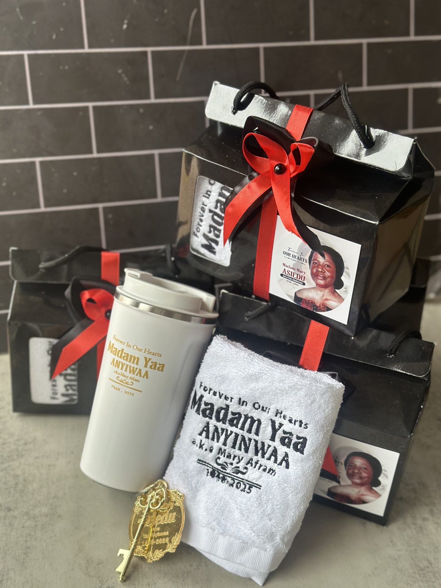 Customized and packaged 500ml coffee mug with facetowel and Acrylic keyholder
