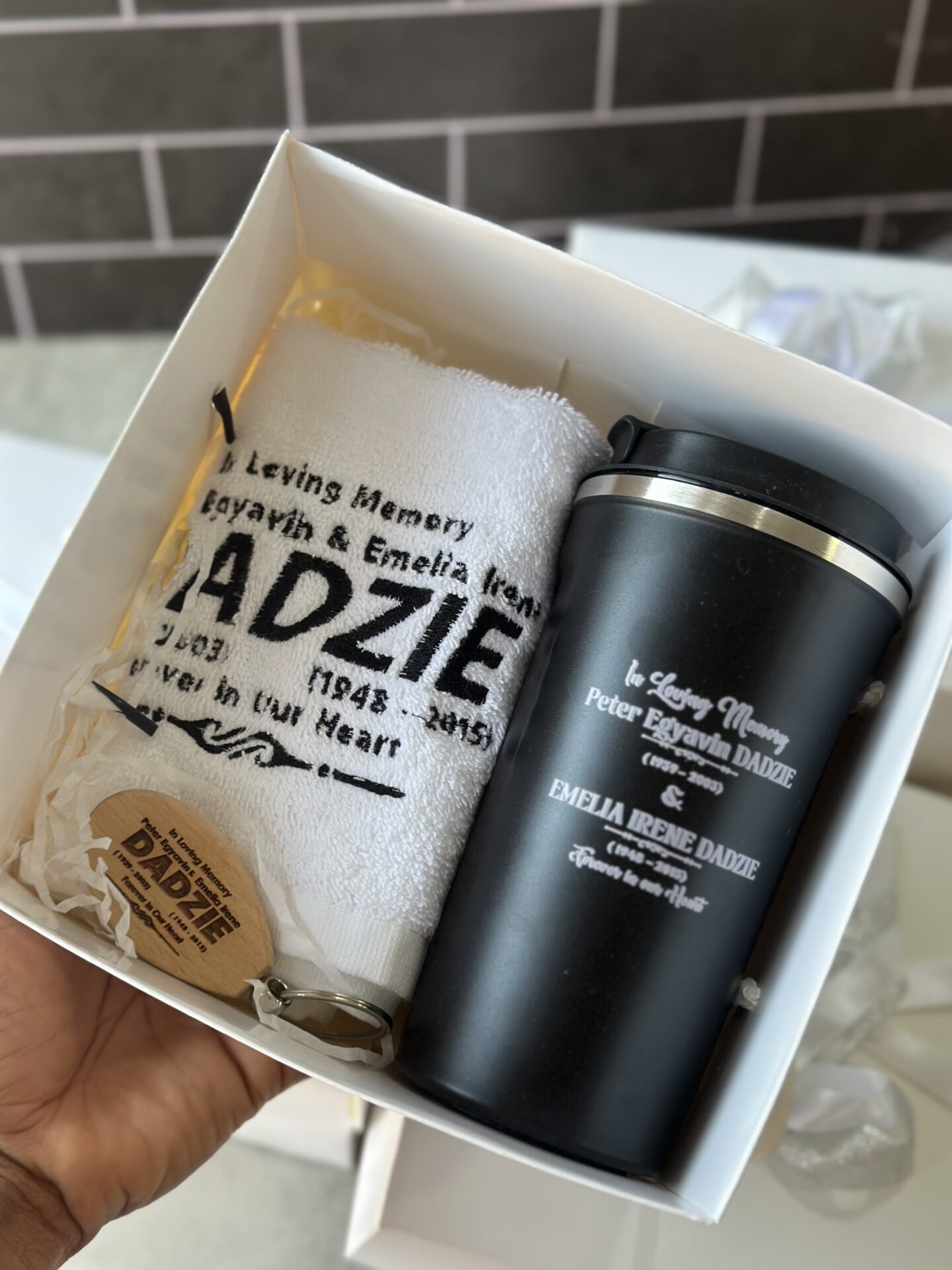 Customized and packaged 500ml coffee mug with facetowel and wooden keyholder